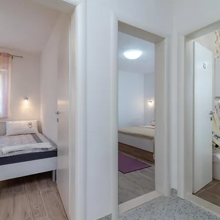 Appartamento Gagula With Jacuzzi Traù