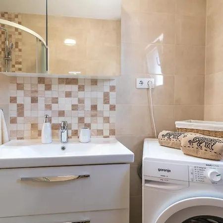 Appartamento Gagula With Jacuzzi Traù