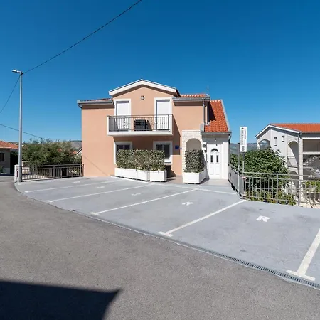 Gagula With Jacuzzi Apartment Trogir